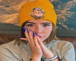 She is a big fan of nail art and could be seen in different color stylish nails in her video.